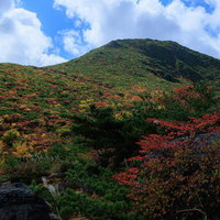安達太良山の峰の辻で見る秋の紅葉と登山道の風景の写真