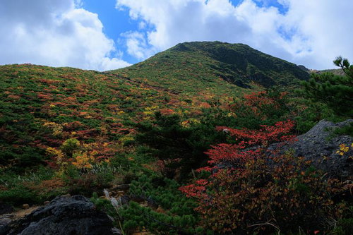安達太良山の峰の辻で見る秋の紅葉と登山道の風景