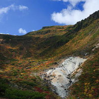 紅葉に彩られた安達太良山の峰の辻の登山道の写真