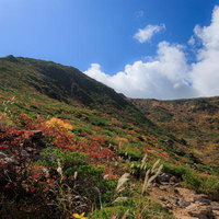 安達太良山・峰の辻の秋の紅葉と登山道の風景の写真