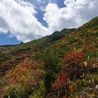 秋の彩りと峰の辻の紅葉が彩る安達太良山の登山道の写真