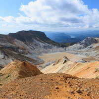沼ノ平火口のクレーターと荒涼とした大地の風景の写真