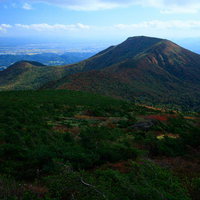 安達太良山と和尚山の秋の眺望、紅葉が彩る山々と盆地の写真