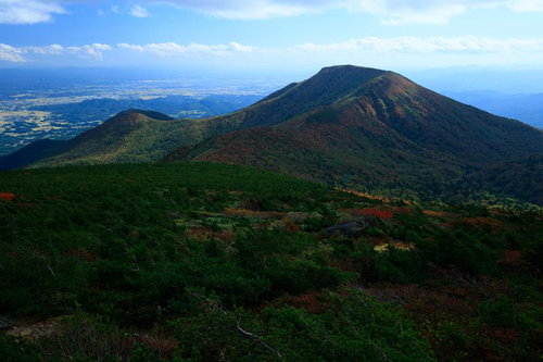 安達太良山と和尚山の秋の眺望、紅葉が彩る山々と盆地