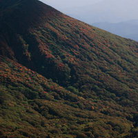 和尚山から望む安達太良山の紅葉と秋の山並みの写真
