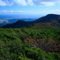 秋のパノラマ、安達太良山から望む和尚山の紅葉の写真
