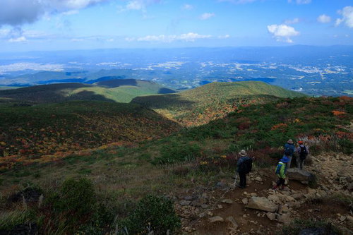 安達太良山五葉松平の紅葉と登山者の風景