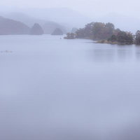 朝霧が立ち込める秋元湖の静寂と紅葉、島々の秋景色の写真