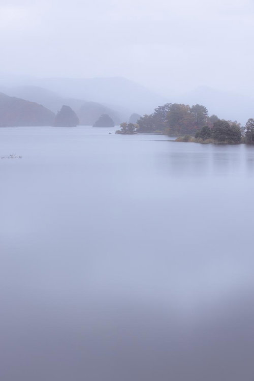 朝霧が立ち込める秋元湖の静寂と紅葉、島々の秋景色
