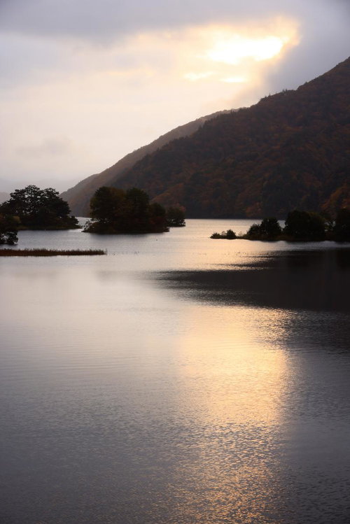 秋元湖の湖面に反映される朝焼け 猪苗代町の紅葉シーズン