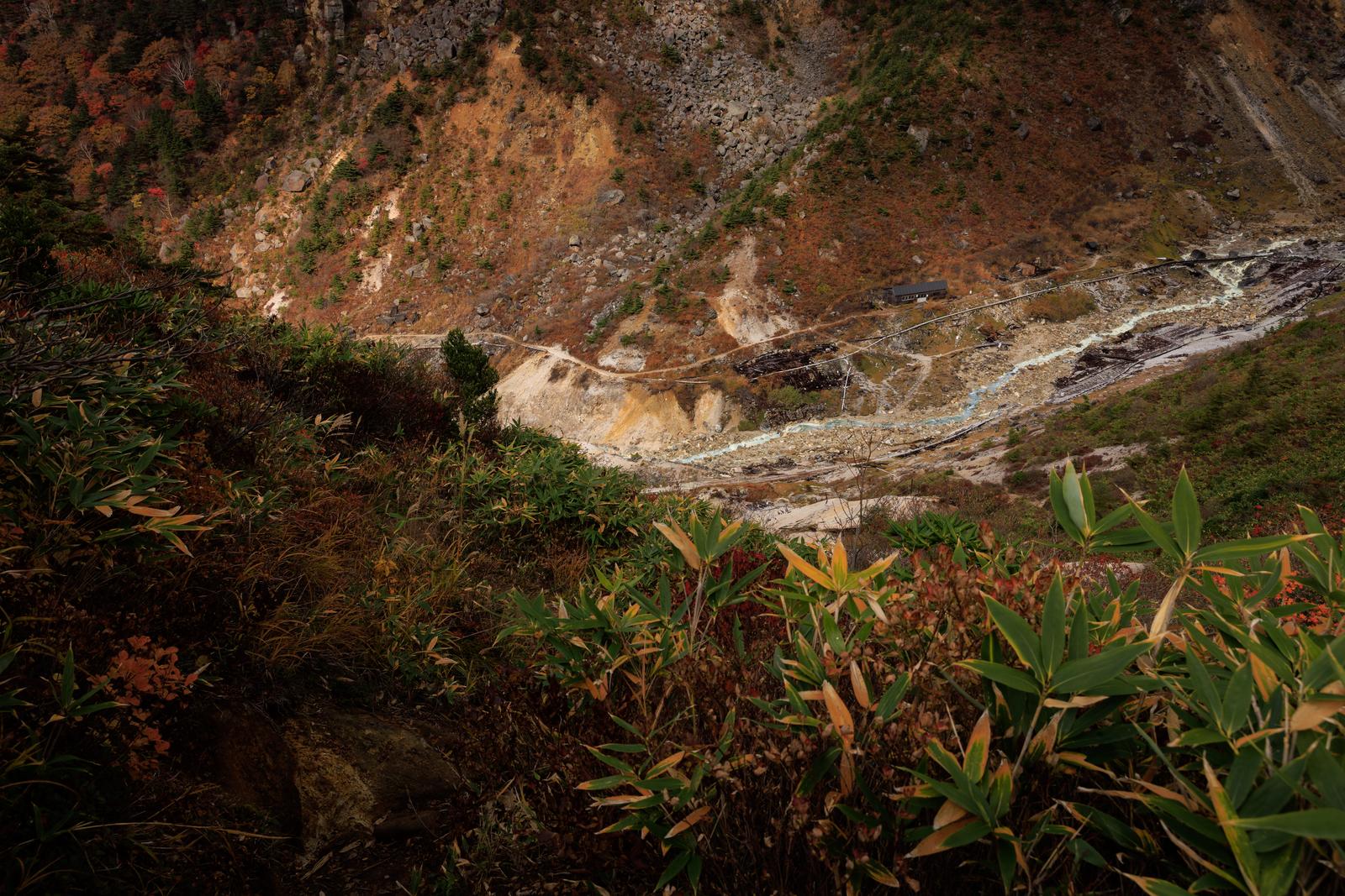 紅葉の時期の猪苗代町・湯畑と安達太良山沼尻ルートの山肌