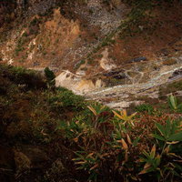 秋の彩り溢れる猪苗代町・湯畑と沼尻ルートの紅葉の写真