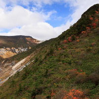 猪苗代町の湯畑周辺、沼尻ルートで見られる秋の紅葉と渓谷の写真