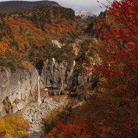 猪苗代町の白糸の滝と断壁に映える秋の紅葉の写真