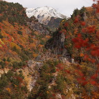 沼尻ルートの紅葉が彩る湯畑周辺の写真