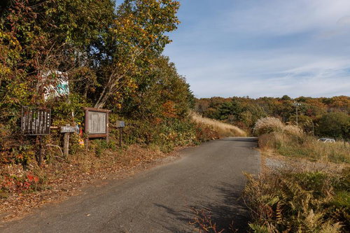 磐梯山へ続く翁島登山口前の秋の道 福島県猪苗代町