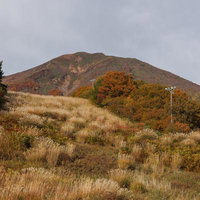 翁島登山口の草原から望む秋の磐梯山と紅葉の写真