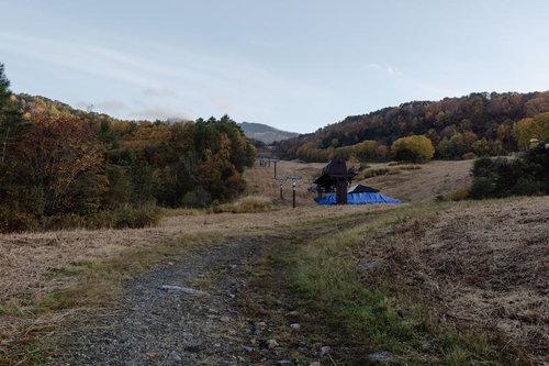 磐梯山裏磐梯登山口の秋色の登山道、リフトとともに楽しむ裏磐梯