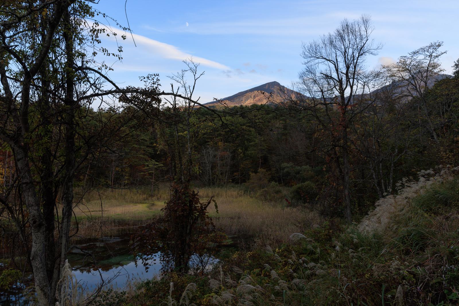 裏磐梯登山口の池に磐梯山が映り込む秋の風景