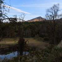 裏磐梯登山口の池に映る磐梯山と青空の秋景色の写真