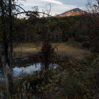 磐梯山裏磐梯登山口、池に映る空と秋の雑木林の写真