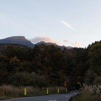 猪苗代町の道路から眺める磐梯山と川上登山道の入口風景の写真