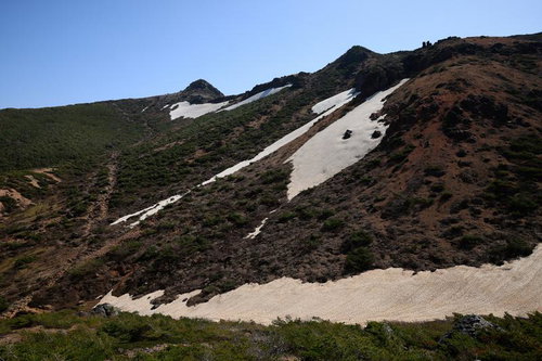 勢至平から望む安達太良山頂下の新緑と雪渓