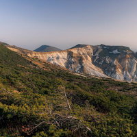 猪苗代町・鉄山避難小屋周辺の新緑と山並みの写真