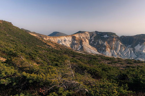 猪苗代町・鉄山避難小屋周辺の新緑と山並み