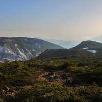 鉄山避難小屋周辺の登山道からの眺めの写真