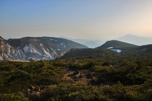 鉄山避難小屋周辺の登山道からの眺め