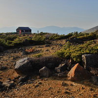 鉄山避難小屋へ向かう登山道の写真