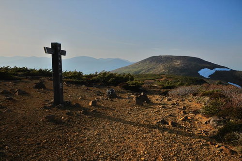 指導標が示す鉄山避難小屋