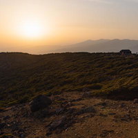 夕焼けに染まる猪苗代町の鉄山避難小屋と登山道の風景の写真