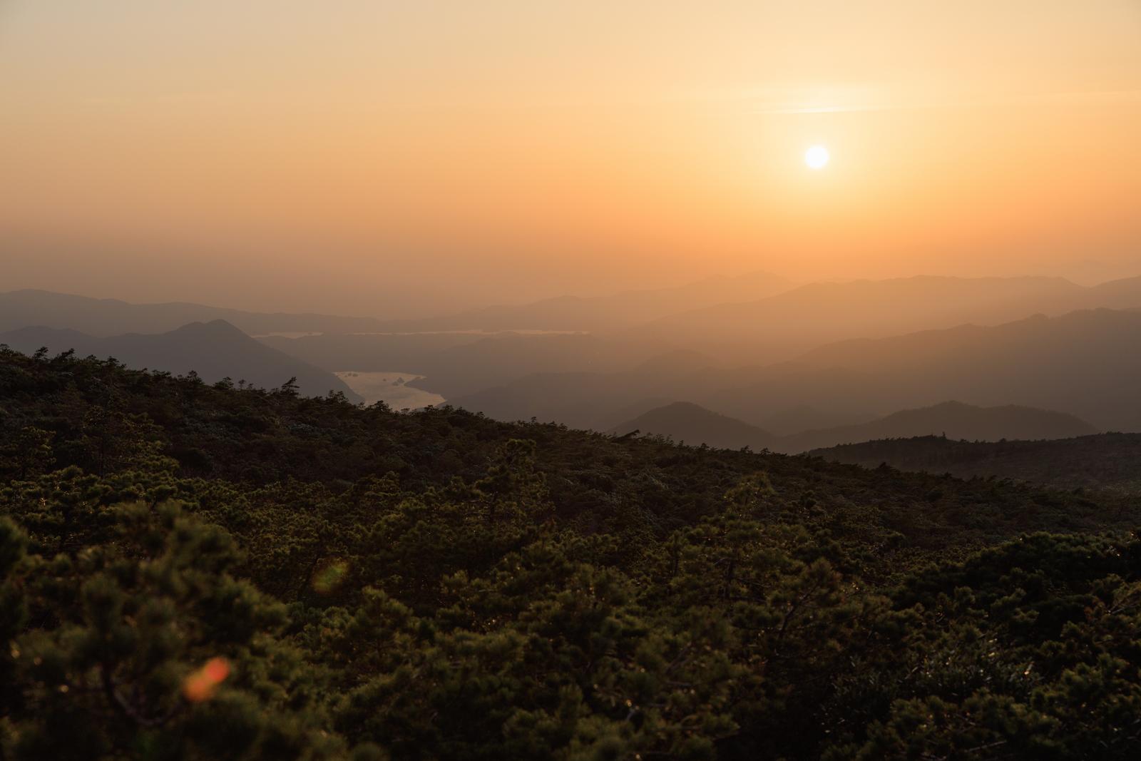 猪苗代町の鉄山から見た霧に包まれた山並みと夕焼けの空