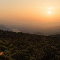 猪苗代町の鉄山から見る夕焼けの風景と安達太良山の写真