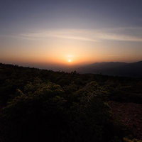 猪苗代町の鉄山から見る夕日に染まる山並みの写真