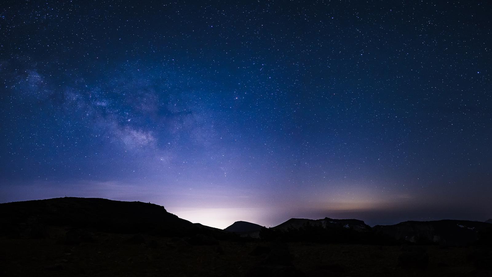 安達太良山の沼ノ平火口を背に、天の川と満天の星が輝く夜空