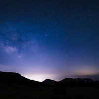安達太良山の沼ノ平火口と天の川の輝き、福島県の夜空の写真