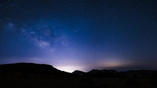 安達太良山の沼ノ平火口と天の川の輝き、福島県の夜空
