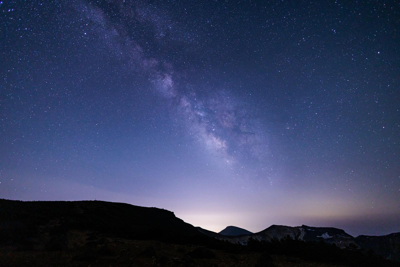 安達太良山の沼ノ平火口上空に広がる天の川と星々の夜空