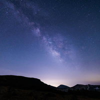 安達太良山の沼ノ平火口から見上げた天の川と星々が輝く夜空の写真