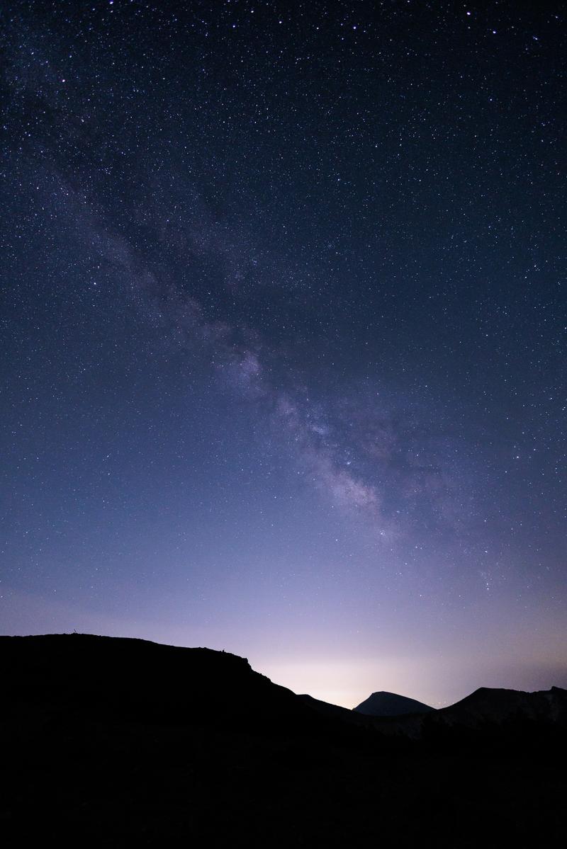 安達太良山の沼ノ平火口の夜空に広がる天の川と満天の星々