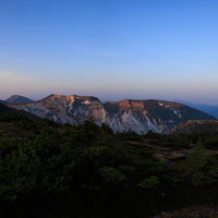 安達太良山と舟明神の山々に映る朝焼けの風景の写真