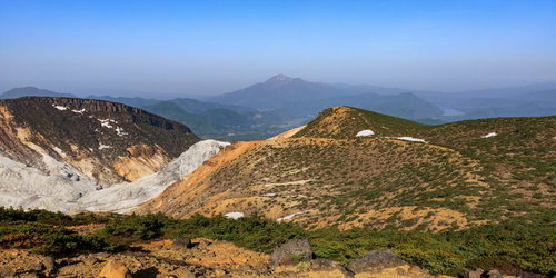 安達太良山の沼ノ平火口、残雪が点在する春の荒涼な地形