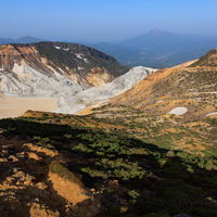新緑に映える荒涼の沼ノ平火口、安達太良山の火山地形の写真