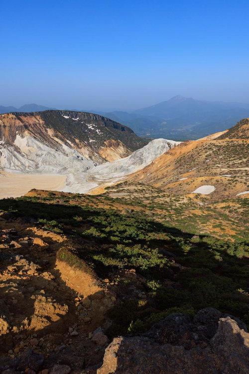 新緑に映える荒涼の沼ノ平火口、安達太良山の火山地形