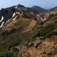 安達太良山と矢筈森の稜線に続く新緑の登山道の写真