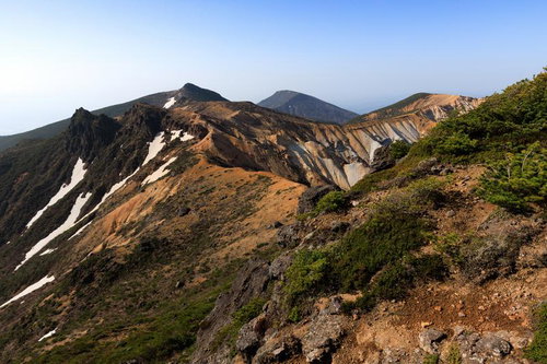 矢筈森から望む安達太良山の稜線と登山道の火山岩風景