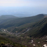 安達太良山の新緑に包まれた峰々を望む眺望の写真